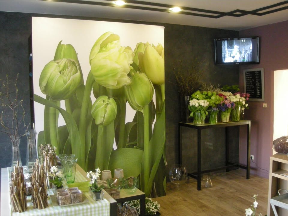 Verkaufsraum von Puro Kreative Floristik mit Blumentisch