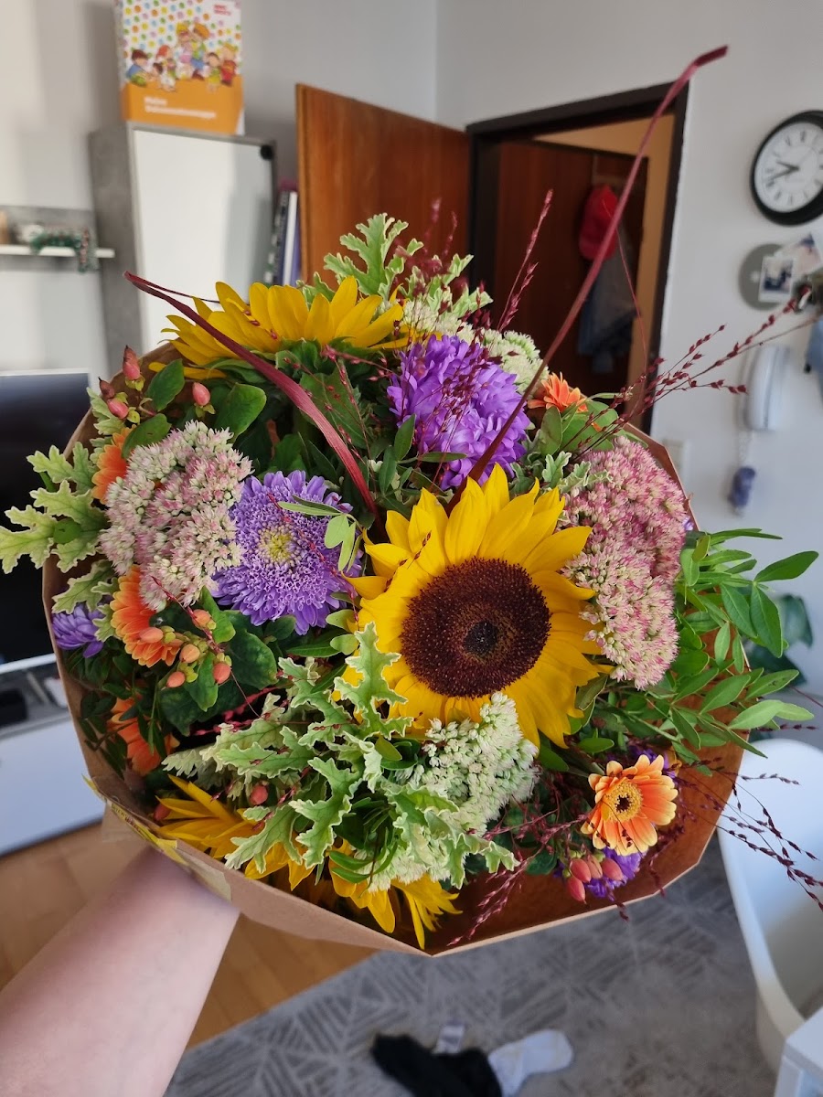 Bunter Sommerstrauß mit Sonnenblumen