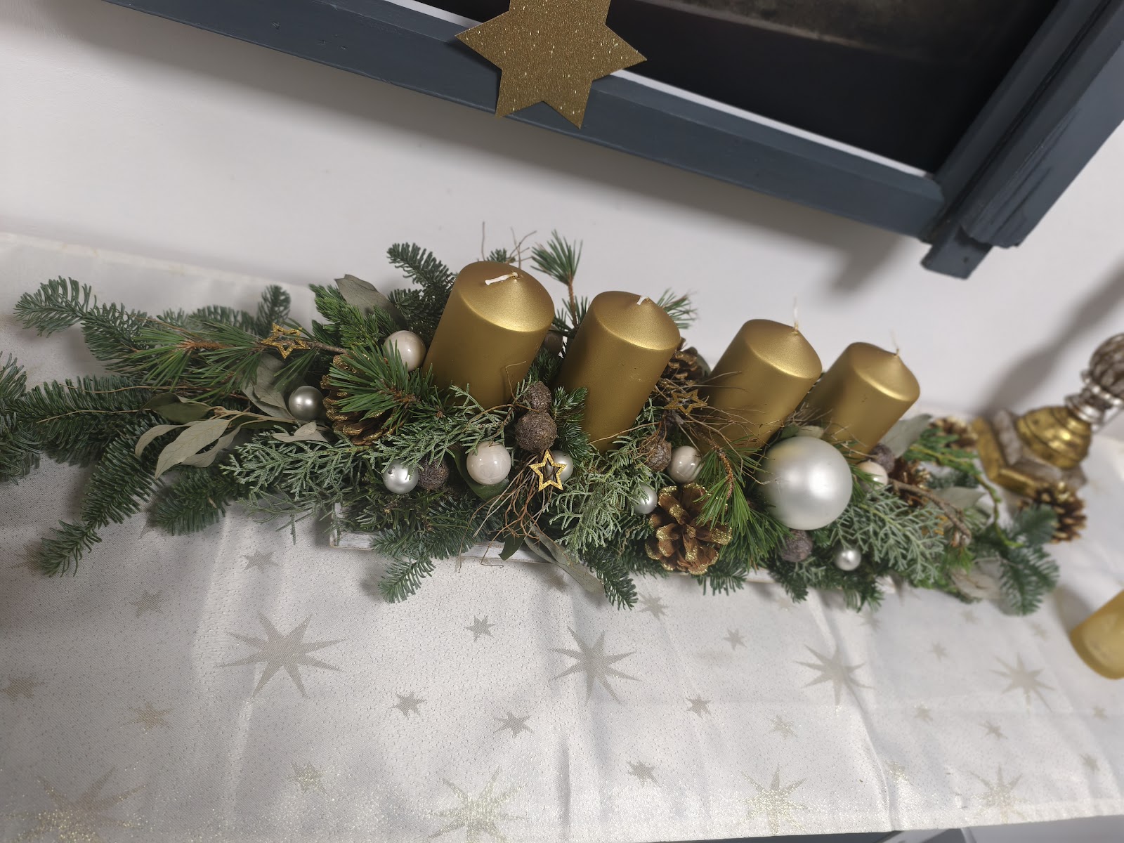 Adventgesteck in Gold und Weiß