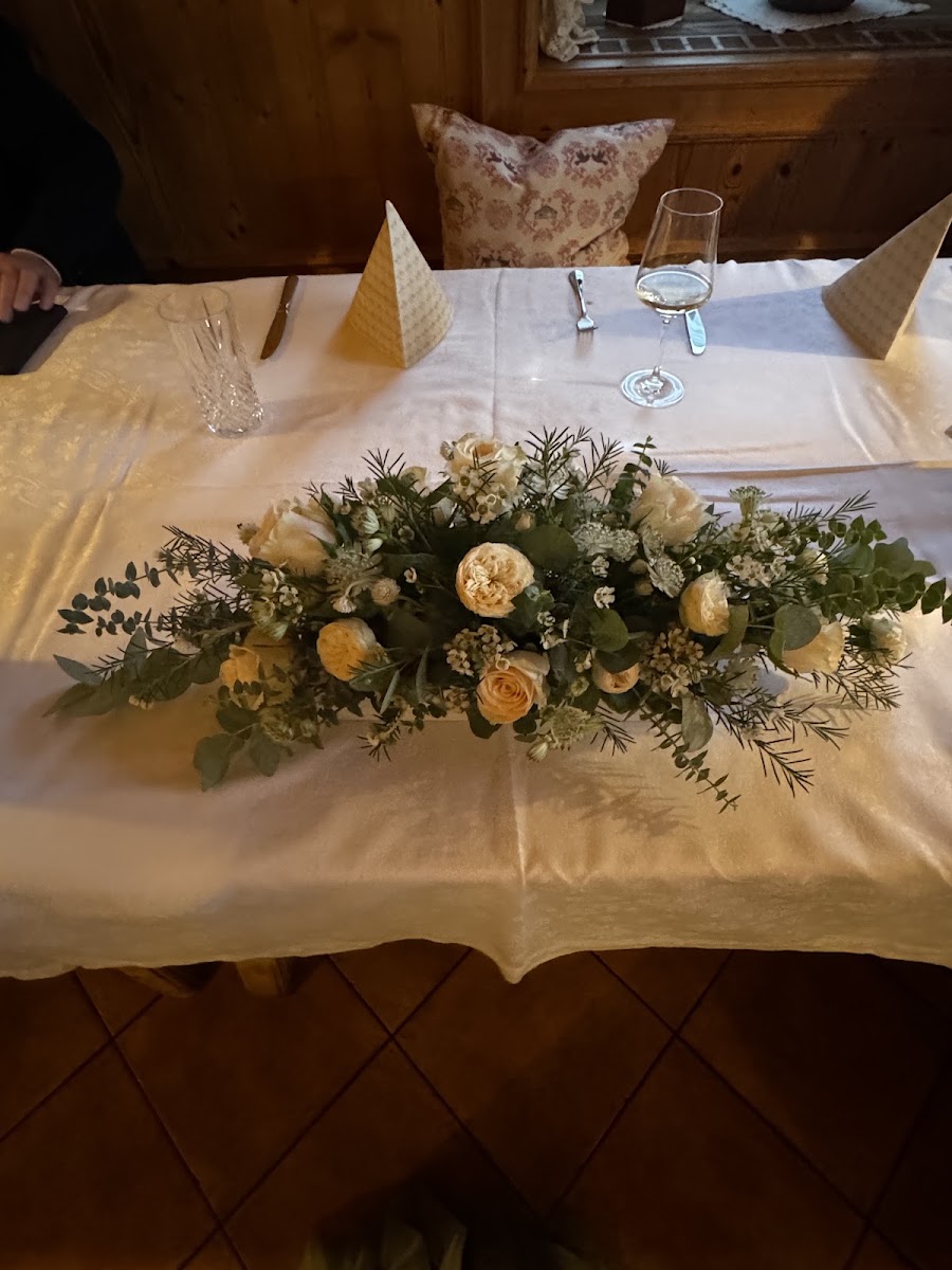 Festliches Tischgesteck in Creme und Weiß